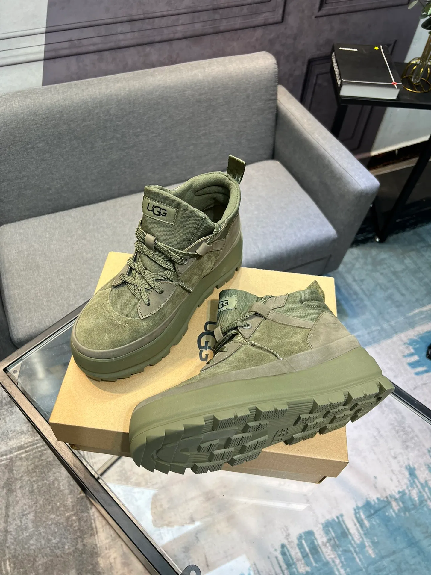 Men's shoes 💰620 (UGG) New 👉 Warm series for casual men, the simple and elegant shoe style sublimates the classics, the fabric is made of imported cowhide embossed ➕ warm real wool lining, and the special rubber outsole upgrades the wearing experience ✌️ Comfortable on the feet, very domineering! Code number:38-44
